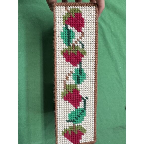 Cross Stitch Vintage Tissue Kleenex Holder Strawberries Decor - Picture 4 of 5